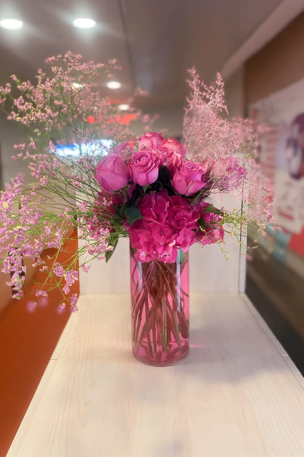 Bouquet de roses dans un espace d'accueil professionnel