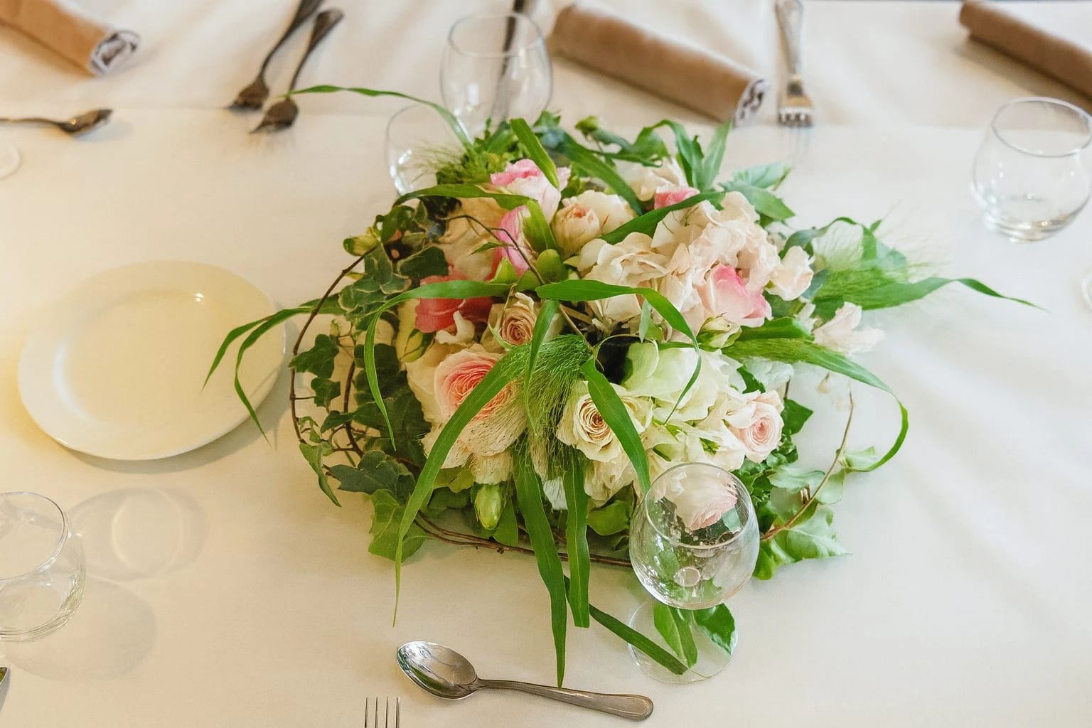 Centre de table avec roses et lierre