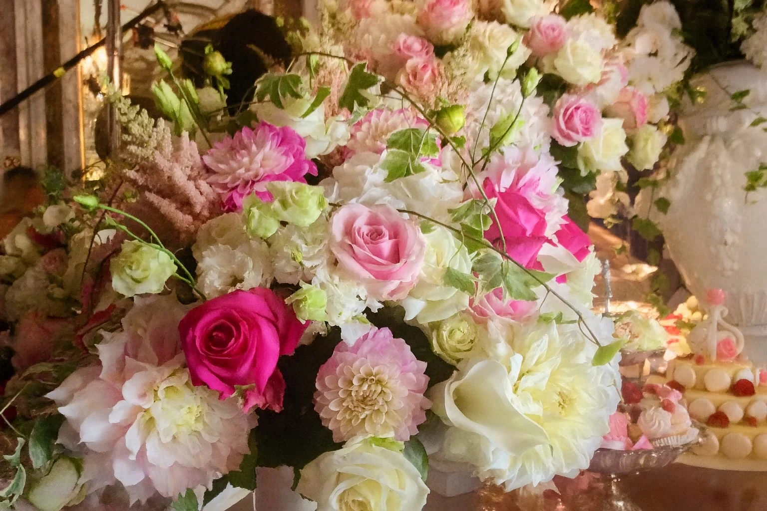 Composition de mariage en roses blanches