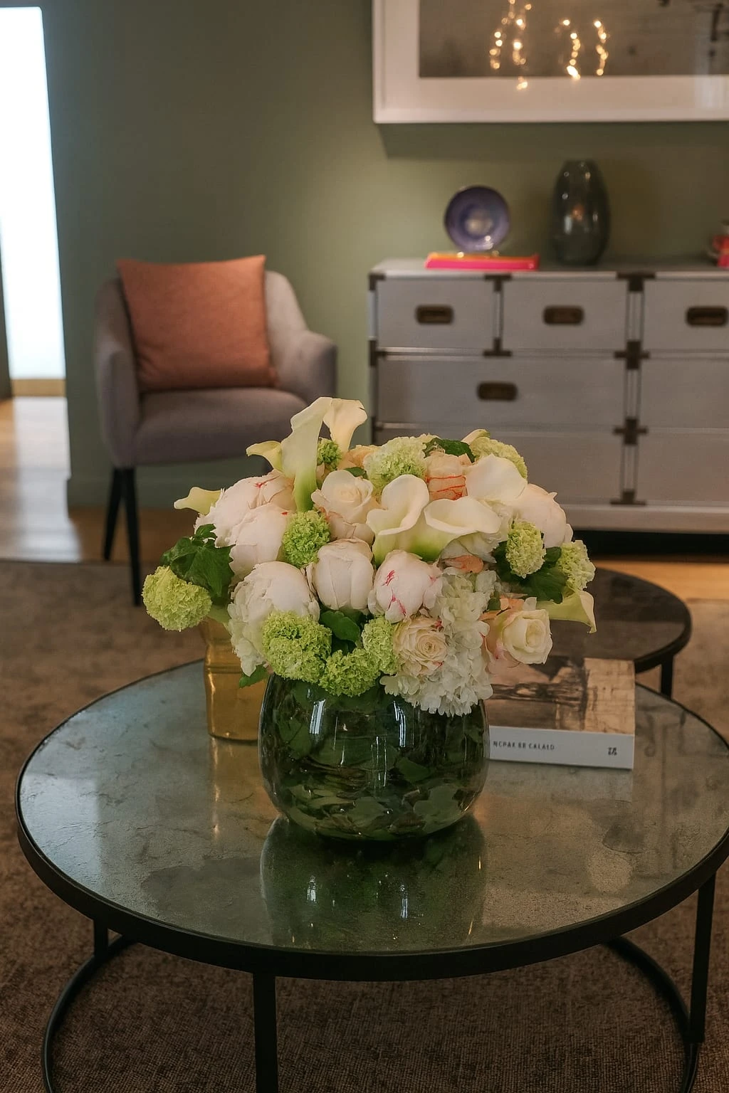 Composition florale blanche et verte dans un salon
