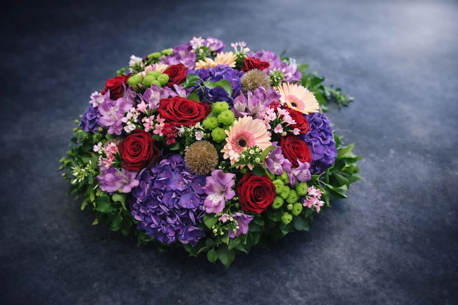 Coussin de deuil aux fleurs colorées