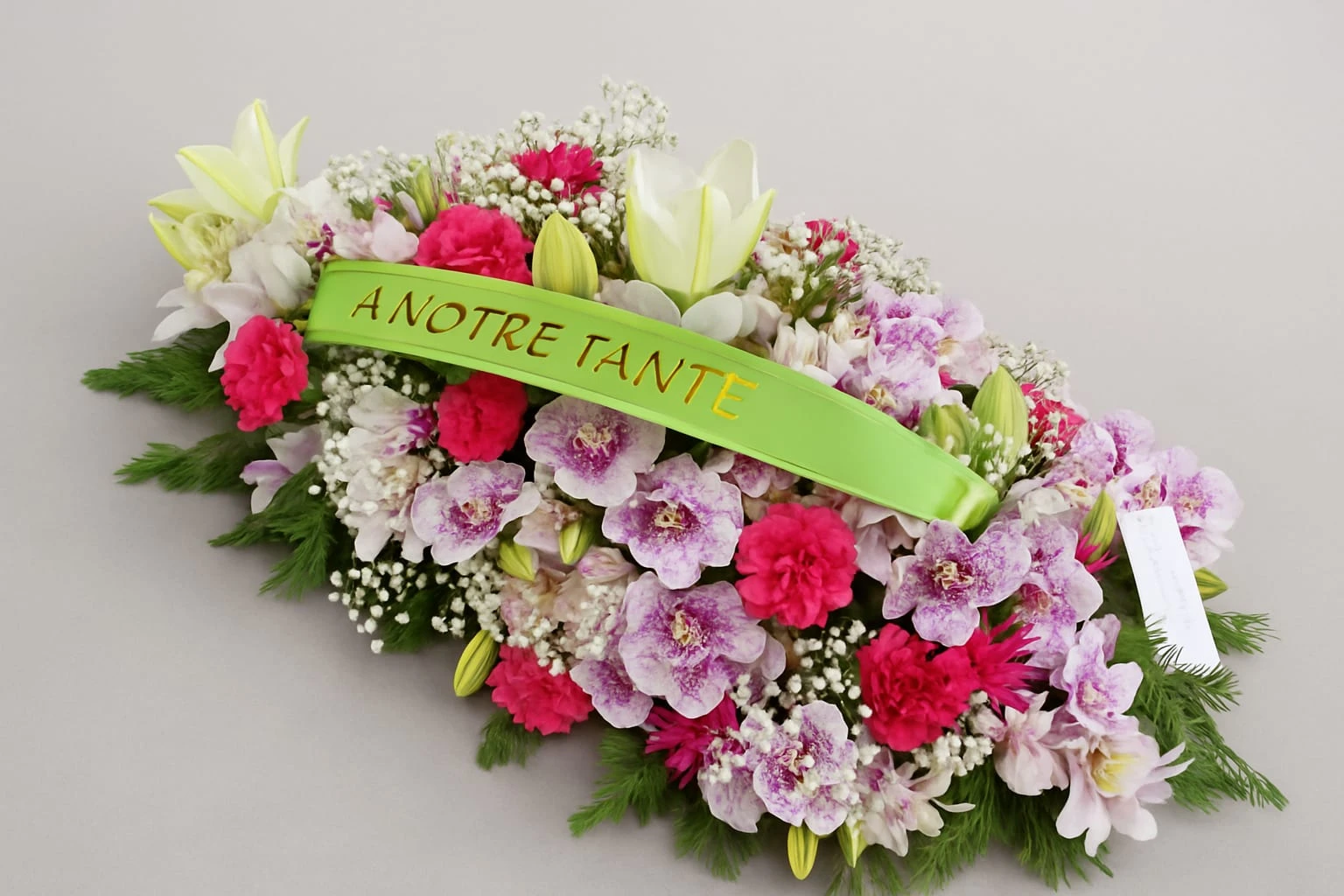 Composition florale de deuil sur cercueil avec orchidées