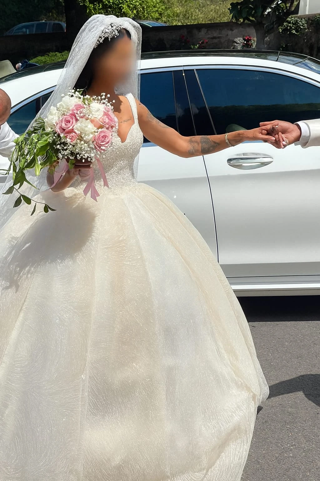 Mariée tenant un bouquet de roses