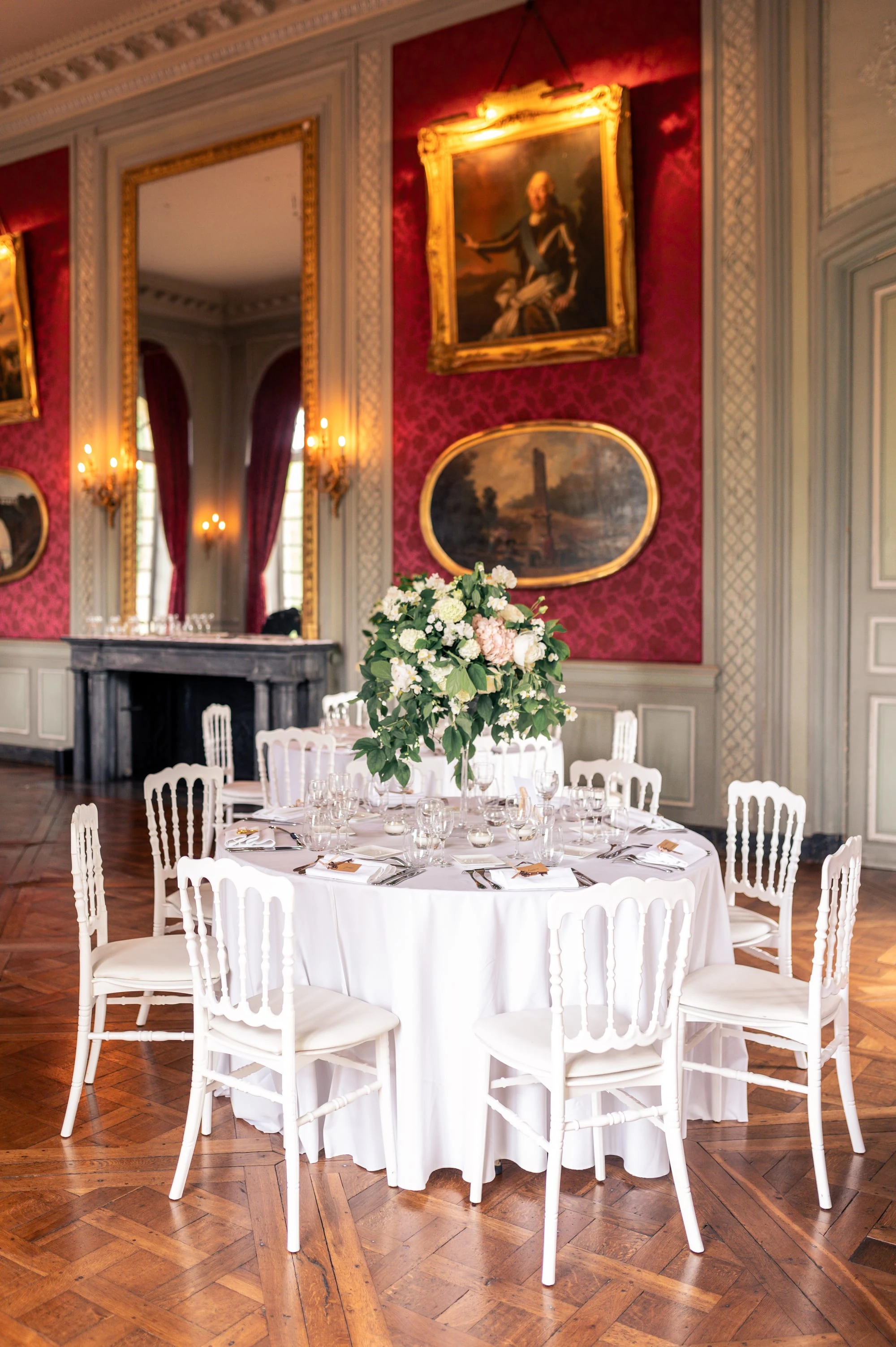 Salle de réception de château décorée de fleurs